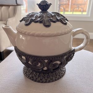 Acanthus Teapot from GG Collection